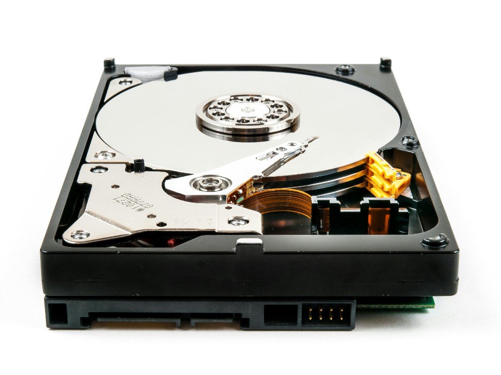 Açılmış 3.5 inç hard disk — plaka ve kafa takımı